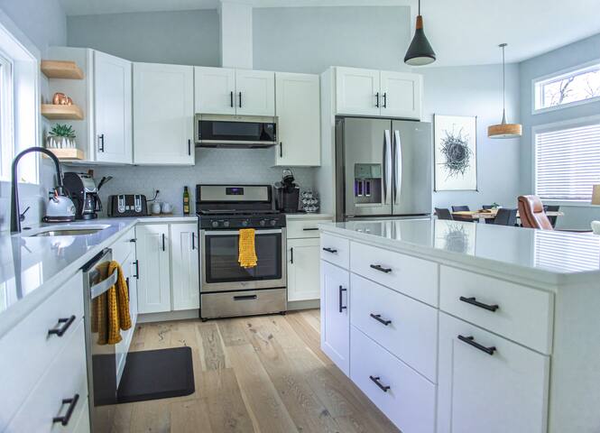 Modern home – Mtn views-4 miles to Downtown AVL gallery image 5