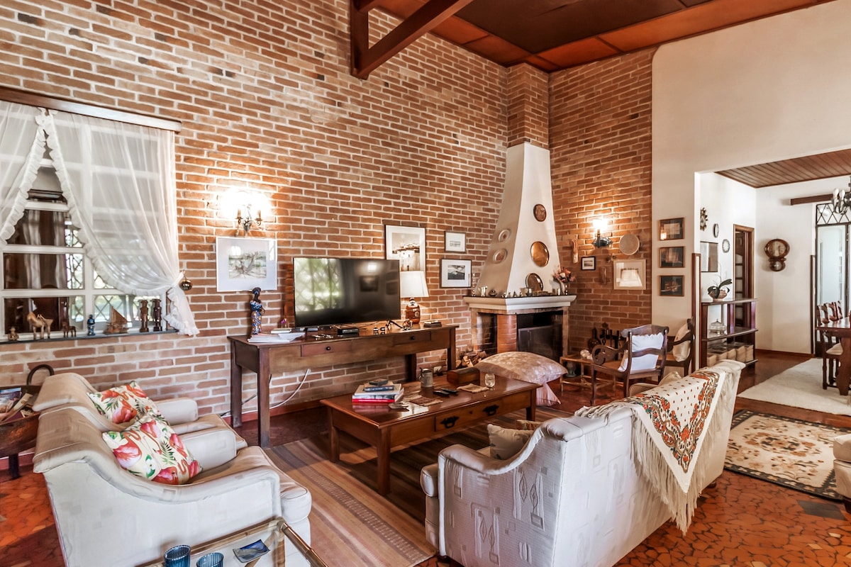 Top Airbnb: Classic decor and romantic setting. em São Roque