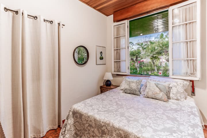 חדר 4 (חדר זה יכול להיות מצויד בשתי מיטות יחיד או מיטת קווין סייז אחת, לפי בחירת האורחים).