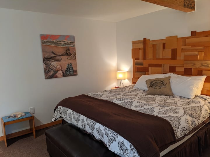 An original Marla Thirsk painting adorns the bedroom, enticing you to head to the beach and kick off your shoes.