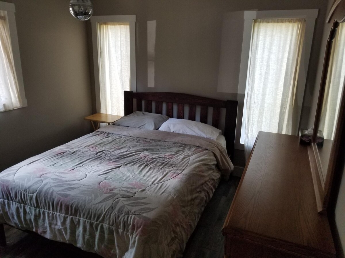 მე-2 საძინებელი - საწოლი 152 × 203 სმ