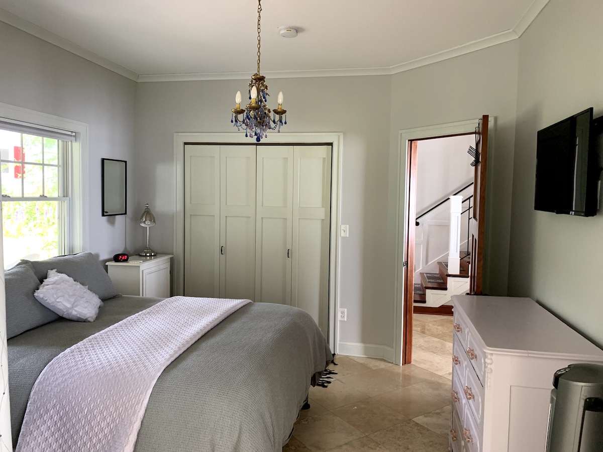 ที่นอนขนาดควีนไซส์ Lytton Comfort Plush  ห้องนอนนี้อยู่บนชั้นล่าง