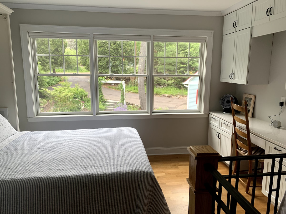 ที่นี่เป็นห้องใต้หลังคาที่เพิ่มเป็นสองเท่าของสำนักงาน  เตียงพับมีที่นอนน้ำหวาน  มีม่านที่สามารถดึงปิดได้เพื่อความเป็นส่วนตัว