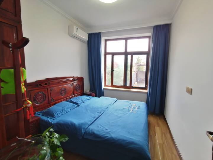 一楼卧室图1⃣：实木床1.8米乘2米、空调