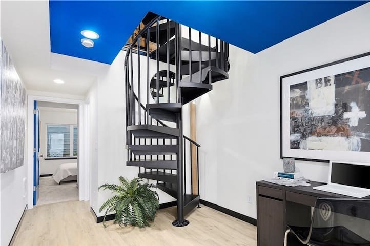 Duplex 4 BR With Rooftop views of Space Needle