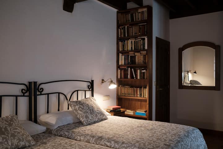 Chambre au premier étage avec salle de bain attenante. Deux lits d'une largeur de 120 cm.