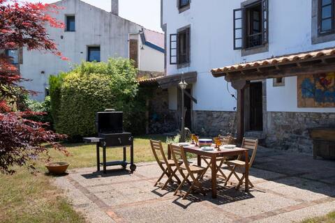 El Tresmayu country house. Garden and ocean views.