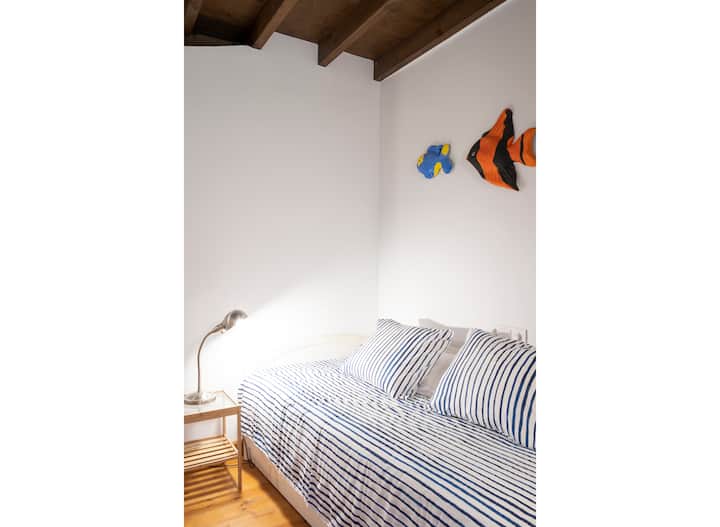 Chambre double avec lit gigogne au rez-de-chaussée. Largeur des lits : 90 cm.