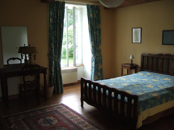 ห้องนอน 4: เตียงใหญ่และเข้าถึงห้องอาบน้ำได้โดยตรง