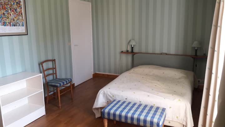 ห้องนอน 1: มีเตียงคู่และเตียงเด็กอ่อน