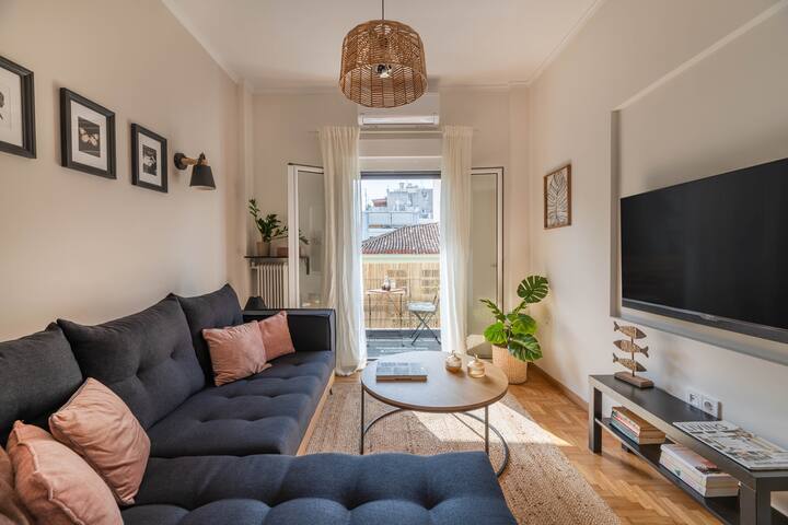 Family-Friendly Thisseio Retreat: Near Acropolis