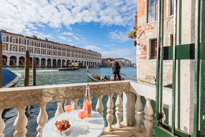 Ca’ Giulia Grand Canal in the lively Rialto Area!
