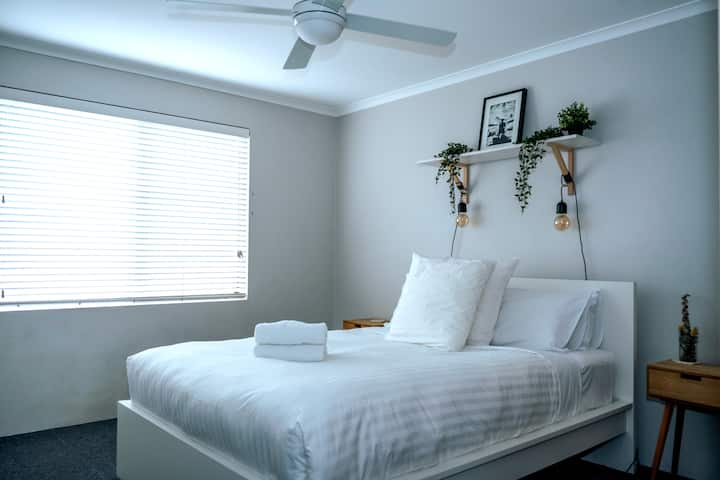 ستكمل غرفة النوم الرئيسية الأنيقة والمريحة هذه بالتأكيد ساعات راحتك بسبب محيطها الآمن والهادئ.