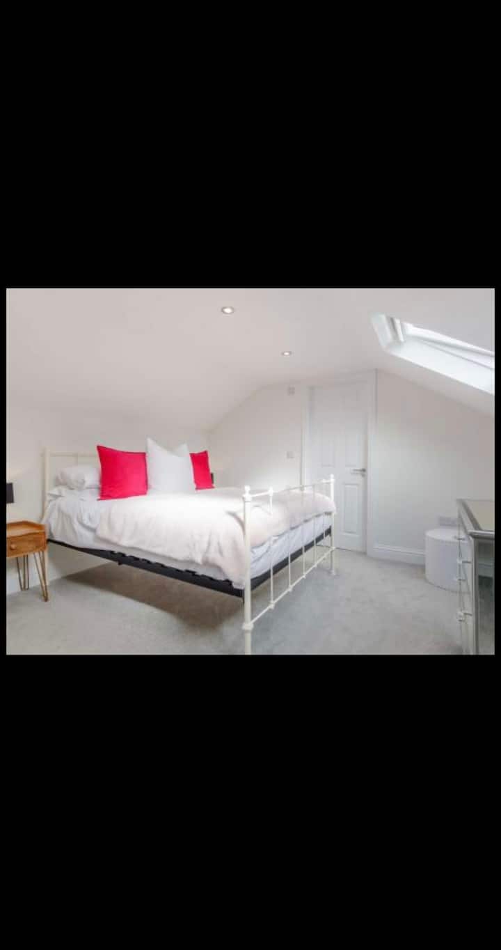 Dormitorio principal con baño privado 