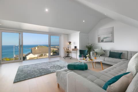 Amazing 5 bed holiday home with stunning sea views
