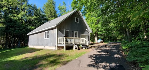 Keweenaw Peninsula 2 bedroom cottage on the lake.