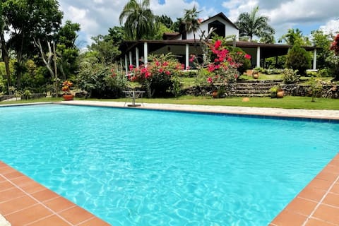 Villa Calin - DELIGHFUL TROPICAL PARADISE W/POOL