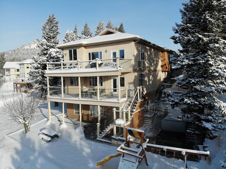 Massive Modern Mountain Escape Hot Tub & Views Houses for Rent in