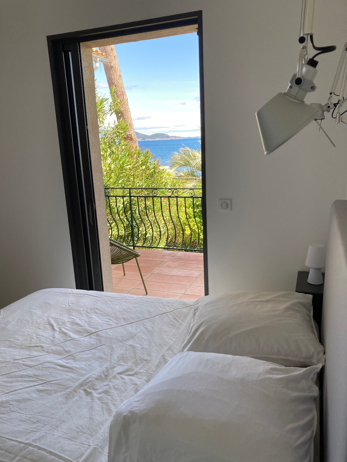 ห้องนอนชั้น 1 พร้อมเตียงขนาด 140x200 และห้องอาบน้ำในตัว