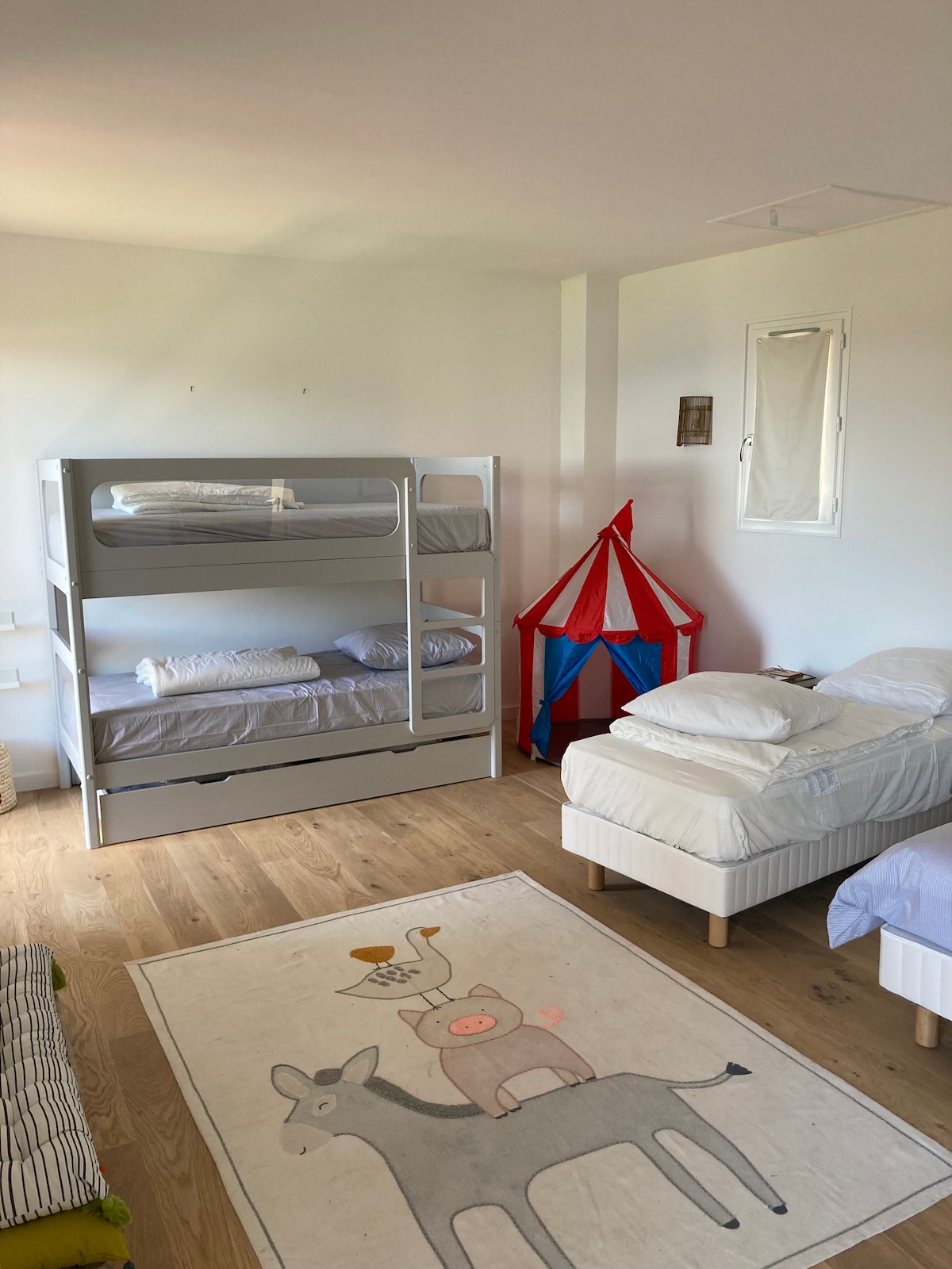 ห้องเด็กนอนได้ 5 คนพร้อมห้องน้ำในตัว