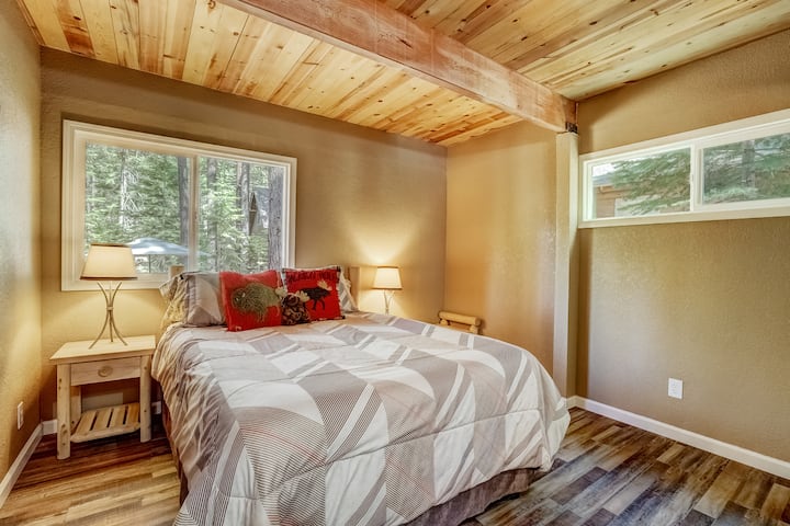 אחד משני חדרי שינה למטה.