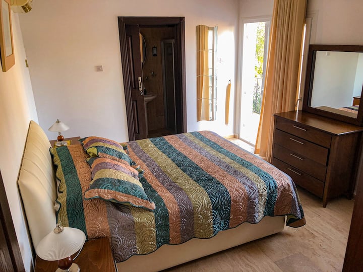 Ana yatak odası, kraliçe boy yatak, gardrop, kendine ait duşlu banyo ve balkonu bulunur. Klima bulunur.