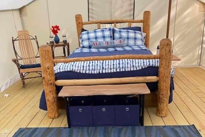 Cama Queen en la segunda tienda de campaña