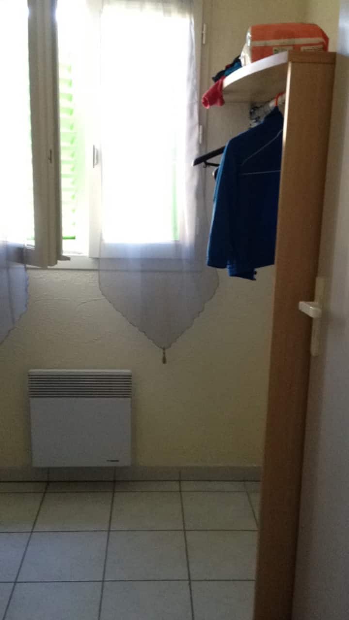 Chumba cha kulala na vitanda vya ghorofa 