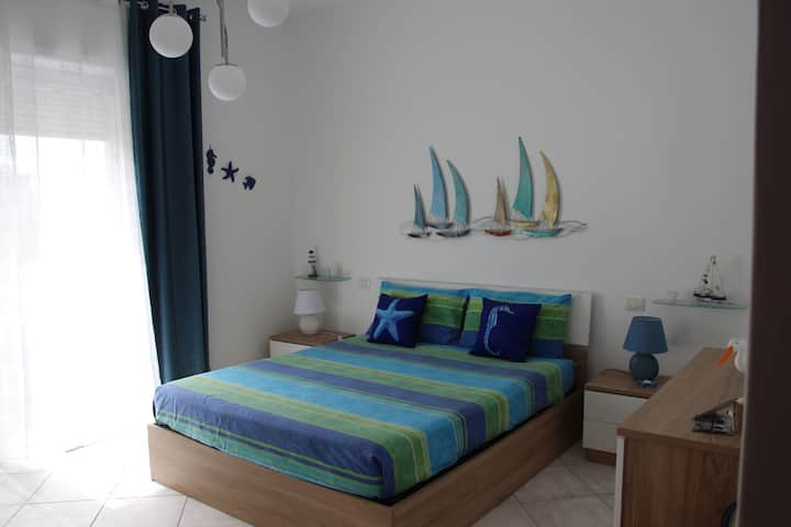 Dubbelrum inrett med marin inredning