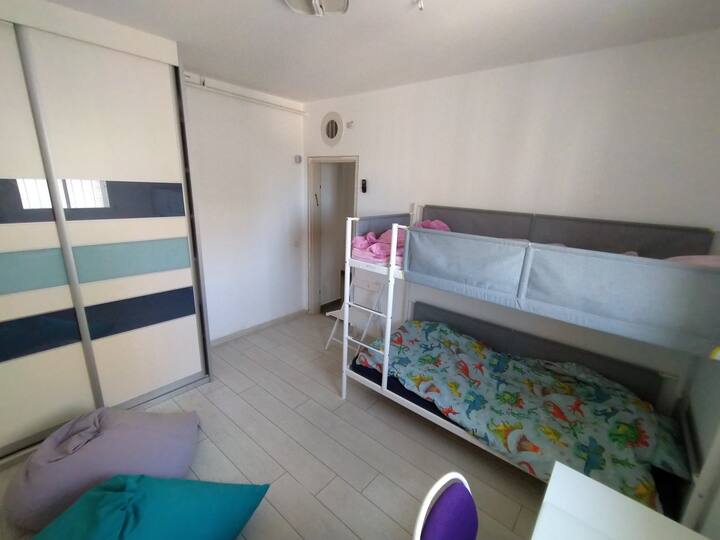 K dispozícii sú sedacie vaky pre deti a dospelých, parkety, dve lôžka a ďalšie tri matrace.