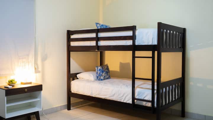 Საზიარო ოთახი ერთადგილიანი ორსართულიანი საწოლი (2 ადამიანი)