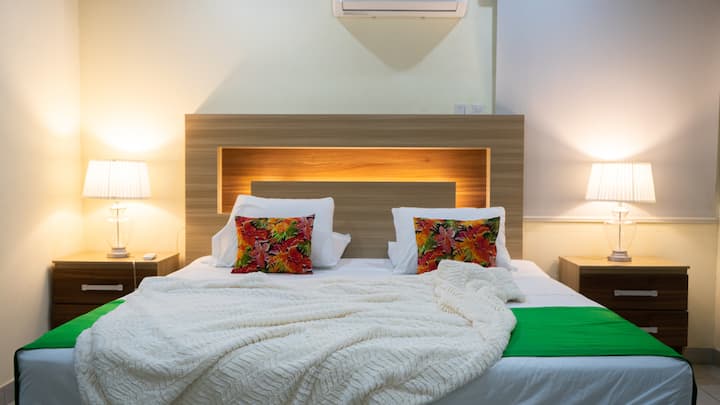 Ოთახი საწოლით, ცალკე სააბაზანოთი, შესასვლელი კარადით, სმარტ-ტელევიზორით, A/C ‑ ით და აივნით.