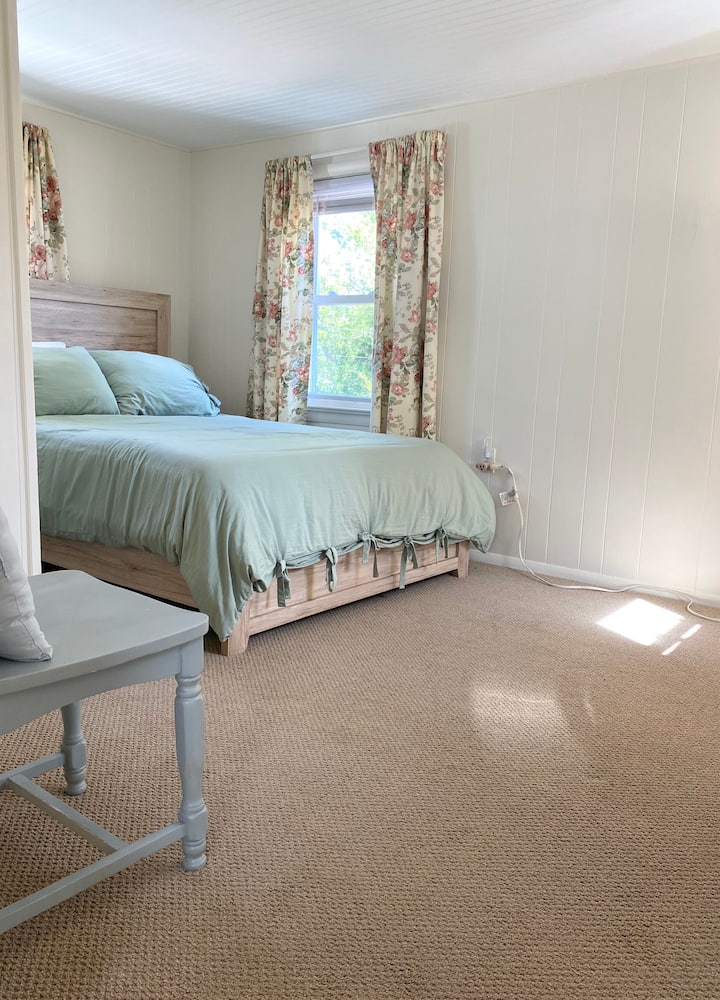 استمتع بغرفة نومنا الثانية الكبيرة ، مع سرير كامل مريح وأثاث مريح وخزانة ملابس. 