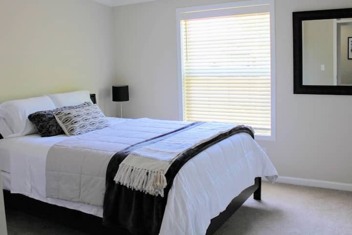 ที่นอนควีนไซส์หรูหราเป็นพิเศษในห้องนอนที่ 2 ต้อนรับคุณเมื่อสิ้นวัน