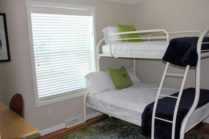 เตียงสองชั้นเต็มรูปแบบ/เตียงแฝดในห้องนอนที่สามเหมาะสำหรับเด็กๆหรือครอบครัว  Pack-N-Play ที่มีให้ยังทำให้ห้องนี้เหมาะสำหรับครอบครัวที่จะพักด้วยกัน 