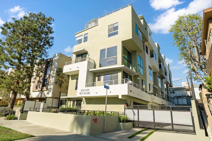 Lovely 4-Bed Townhouse w/ rooftop deck and hot tub