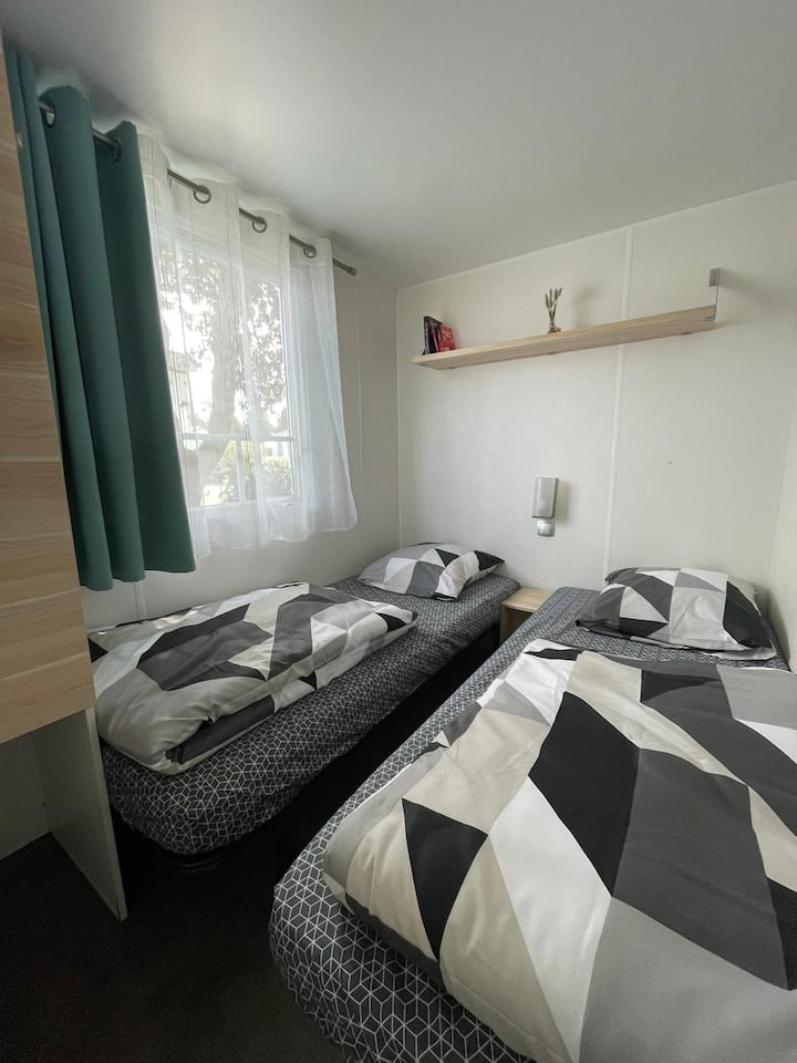 Druhá spálňa s 2 samostatnými lôžkami, látkovými obliečkami, vankúšmi s prikrývkami a perinami s prikrývkami, ktoré sú k dispozícii v ubytovaní. Možnosť prenájmu posteľnej bielizne a uterákov, ktoré si môžete rezervovať vopred a platiť na mieste.