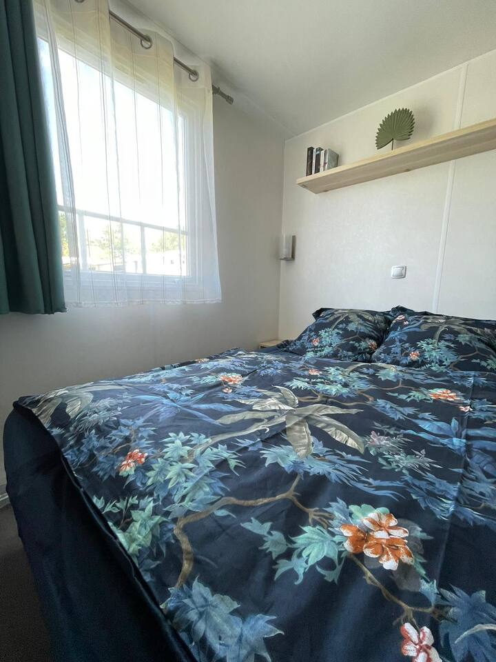 Izba s jednou manželskou posteľou, látkovou posteľnou bielizňou, vankúšmi s prikrývkami a perinou s prikrývkou k dispozícii v ubytovaní. Možnosť prenájmu posteľnej bielizne a uterákov, ktoré si môžete rezervovať vopred a platiť na mieste.