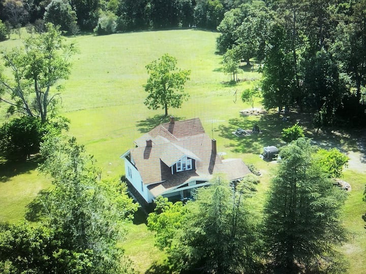 The Gathering Place4 bed,2 bath large Farm House Farm stays for Rent in Connelly Springs