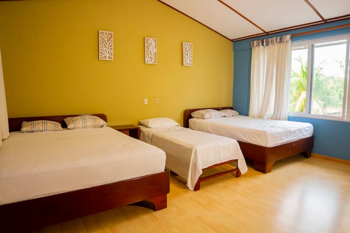Habitación #3. Nivel 2. La habitación #3 cuenta con dos cómodas camas dobles y una cama individual, baño propio, TV , Aire acondicionado.