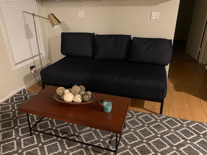 Wohnzimmer mit Einzelbett