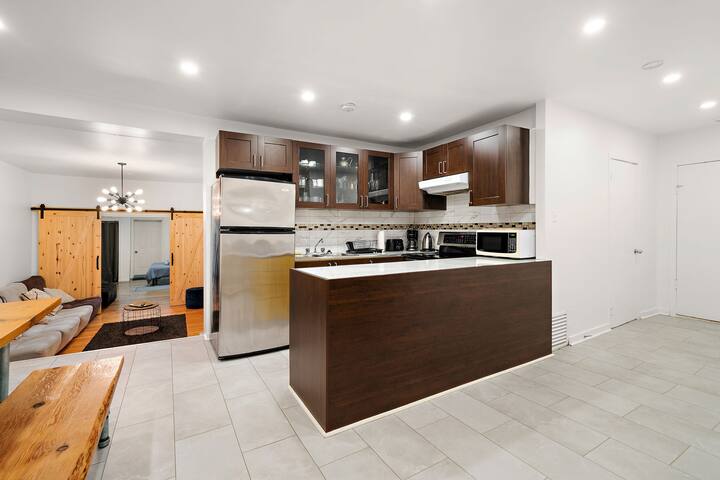 Stylish Private Floor! Sleeps 18 w/Patio & Parking gallery image 3