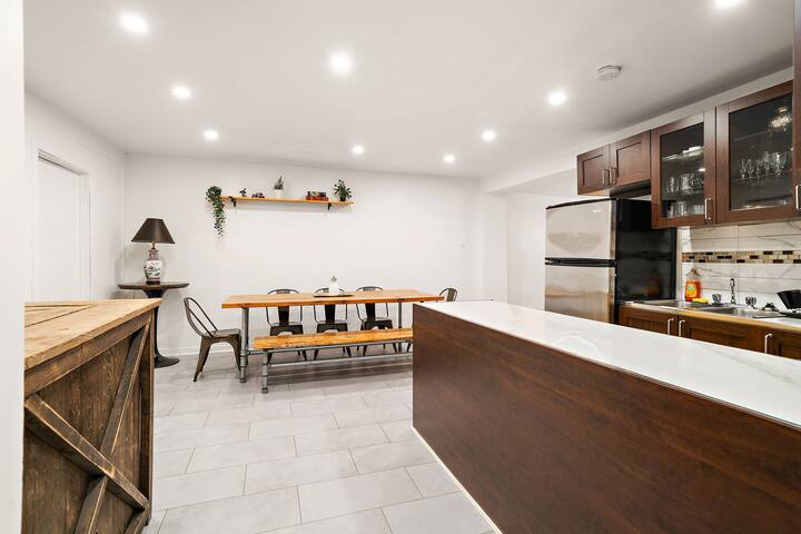 Stylish Private Floor! Sleeps 18 w/Patio & Parking gallery image 4