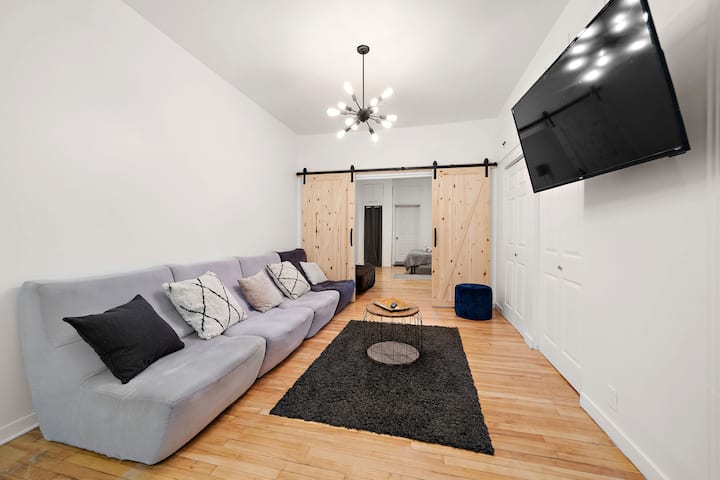 Stylish Private Floor! Sleeps 20 W/patio - Longueuil