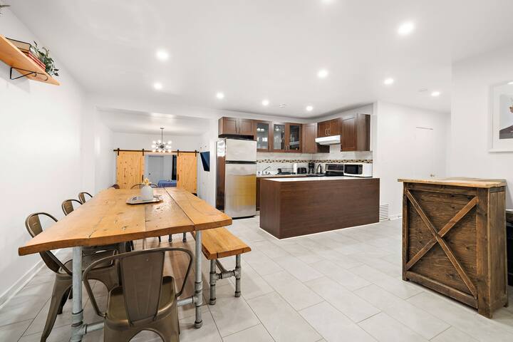 Stylish Private Floor! Sleeps 18 w/Patio & Parking gallery image 2