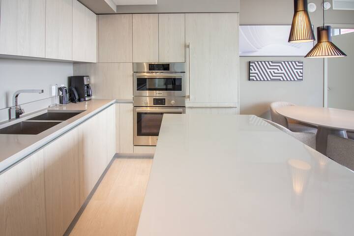 Condo@Hyde 3BR Amazing Water Views! +17th Floor gallery image 5