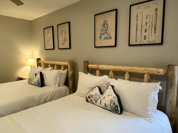 ห้องนอน #3 ตั้งอยู่ที่ชั้นล่างของที่พักและมีเตียงควีนไซส์ 2 เตียงพร้อมตู้เสื้อผ้าตู้เสื้อผ้าและสมาร์ททีวี ROKU พร้อมห้องน้ำส่วนตัว  ฟูกนอนทุกหลังเป็นที่นอนชั้นนำและมีที่กั้นตัวเรือดพร้อมกับผ้าปูที่นอนสุดหรู 