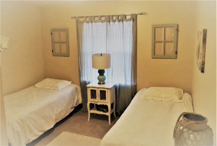 חדר שינה שני עם תאומים