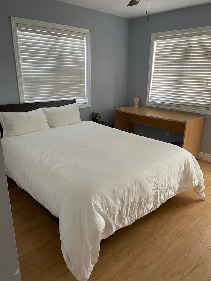 Main Floor - Bedroom #2 (Queen bed)