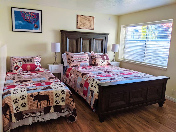 تم تجديده بأرضية خشبية صلبة. يمكن العثور على خزانة غرفة النوم هذه بجوار R2 - D2 مباشرة. كما يتم توفير مصباحين ليليين منفصلين لإضاءة أكثر راحة. كما يتم توفير مدفأة صغيرة في الغرفة للاستخدام الشخصي للضيوف إذا لزم الأمر 